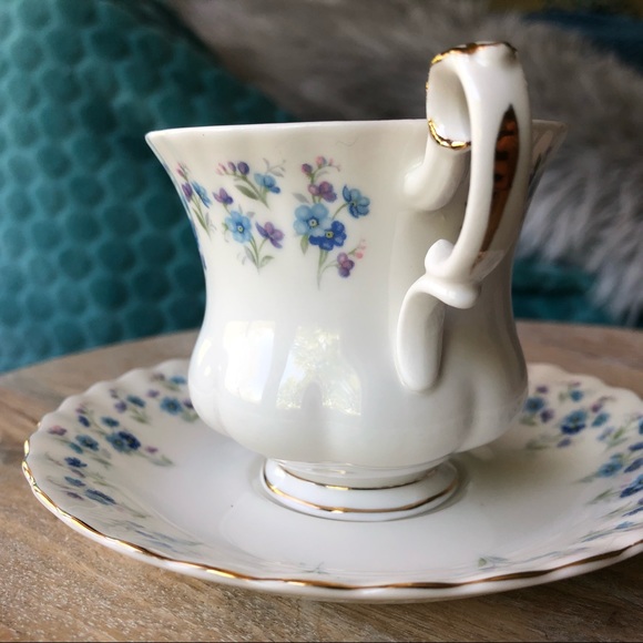 Royal Albert ‘Memory Lane’ teacup & saucer set - Picture 4 of 13